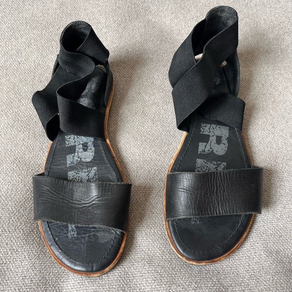 Sorel Black Leather Sandals - Picture 2 of 4